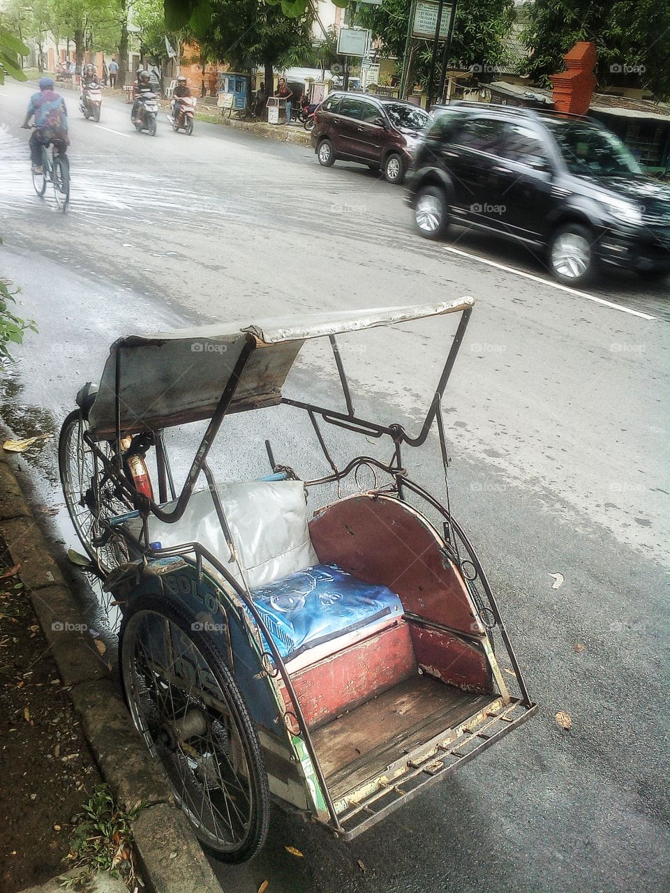 becak. as a traditional means of transportation is diminishing.due to the large number of transportation based online