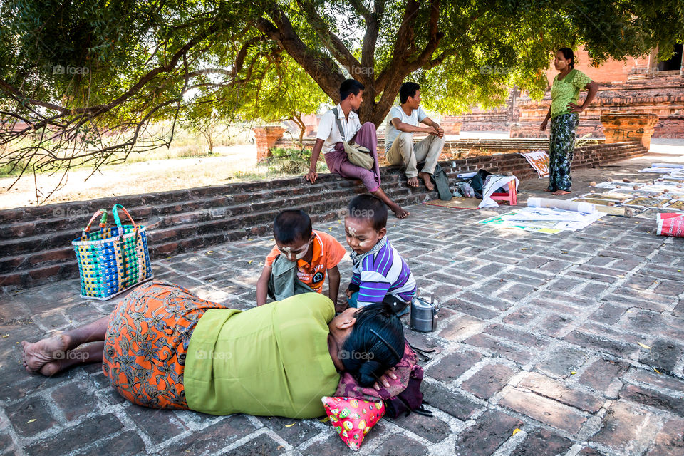 In Bagan, Myanmar, at the corner beside the pagoda, they seem to be family members. They rely on sand paintings to make a living. I like their life, which seems to be poor but rich!