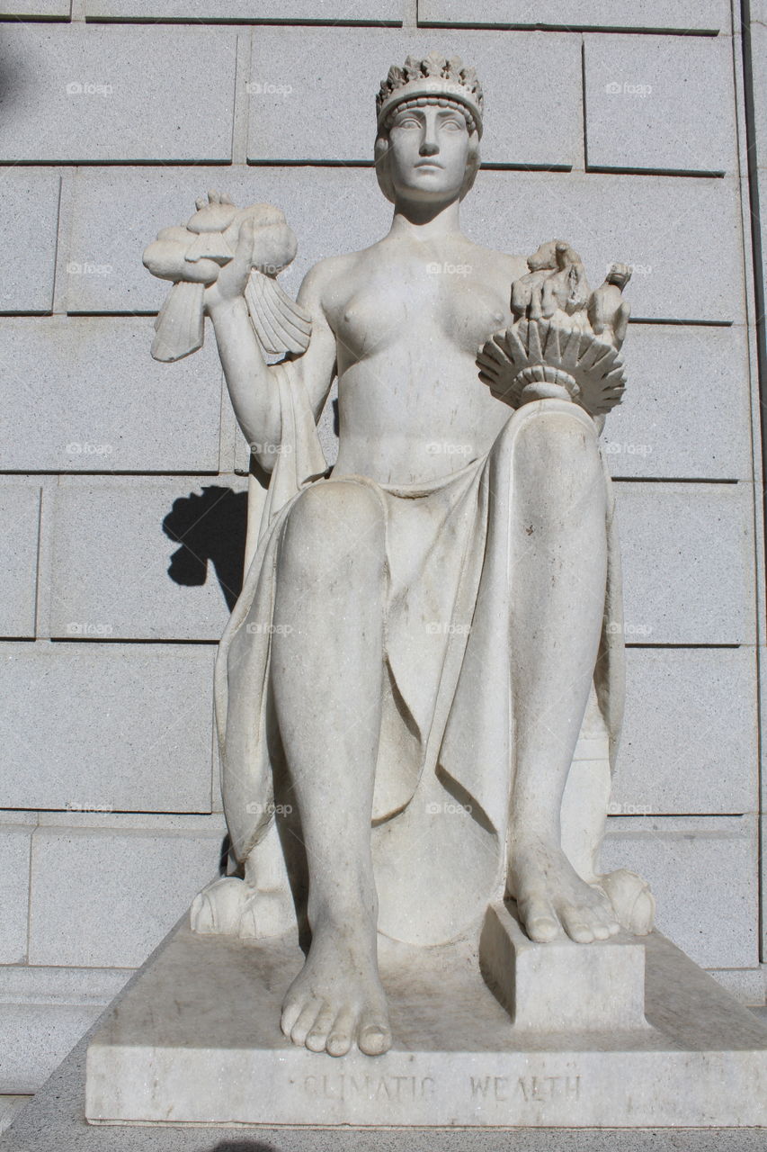 statue