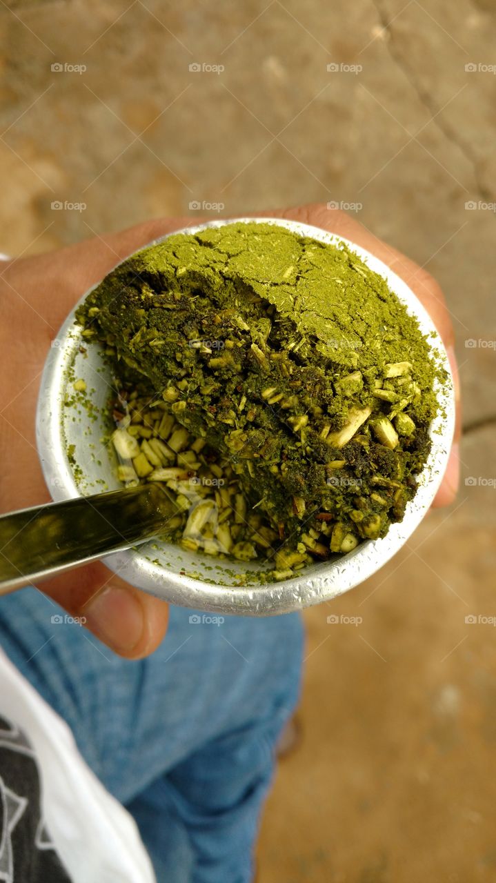 Chimarrão. Erva Mate verde, com água quente.