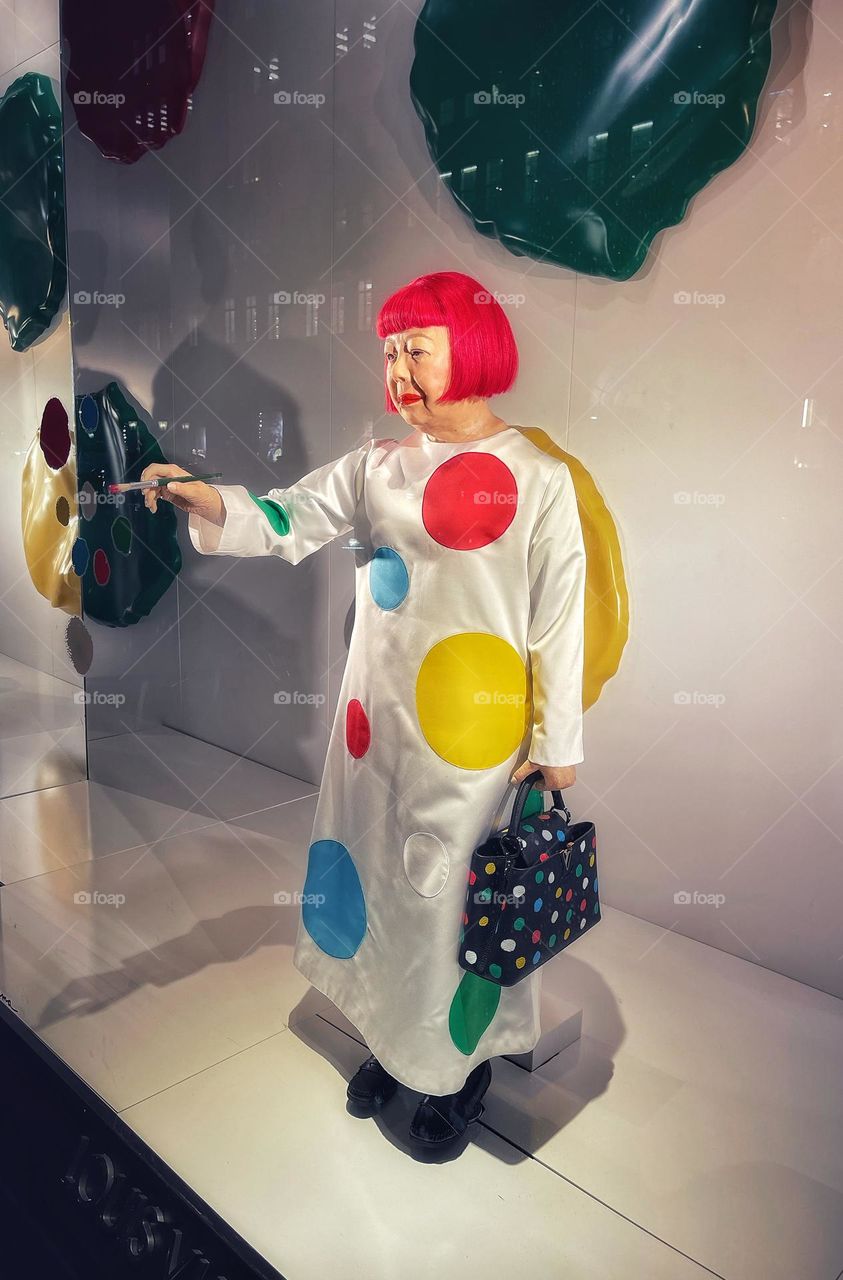 Yayoi Kusama animatronic in a shop window 