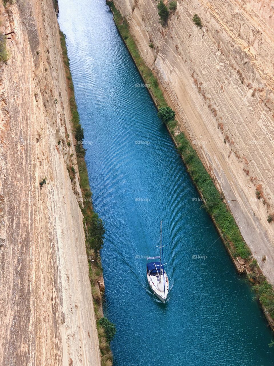 A little boat in this Greek canal, who knows where it’s going. This photo makes me wanna travel again..🚤