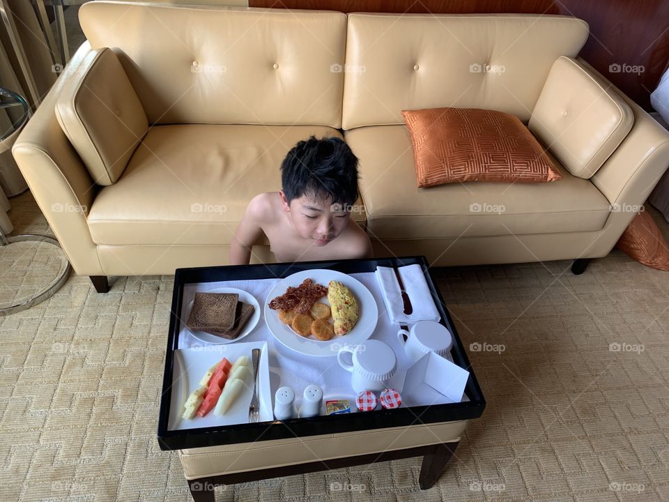 A kid and his room service 