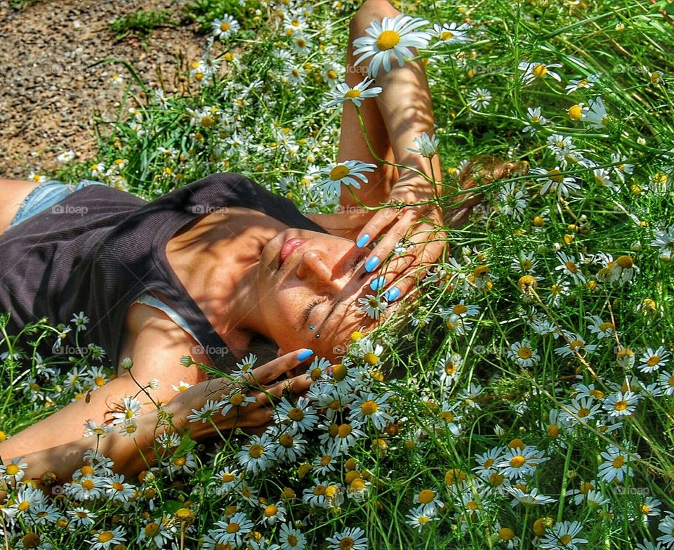 girl and daisies