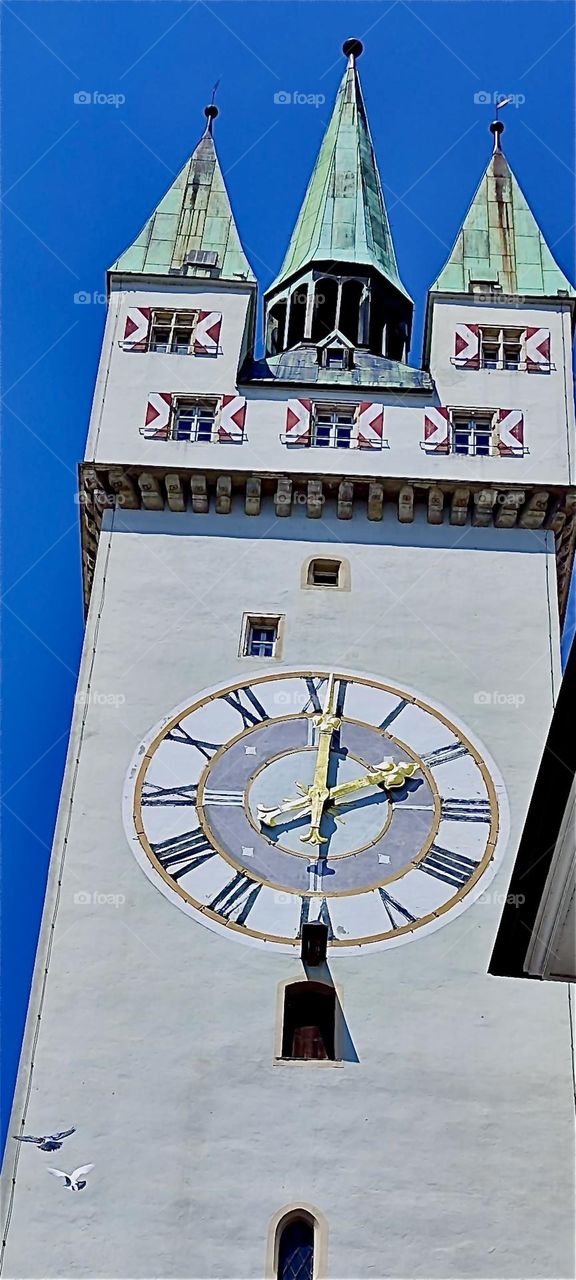 This is the beautiful “Stadtturm”, the medieval city clock tower in “Straubing”, “Niederbayern” or “Lower Bavaria” with its five individual rooftops, one in the center and four little minaret tower rooftops surrounding it. 2024. Hypnotic Productions