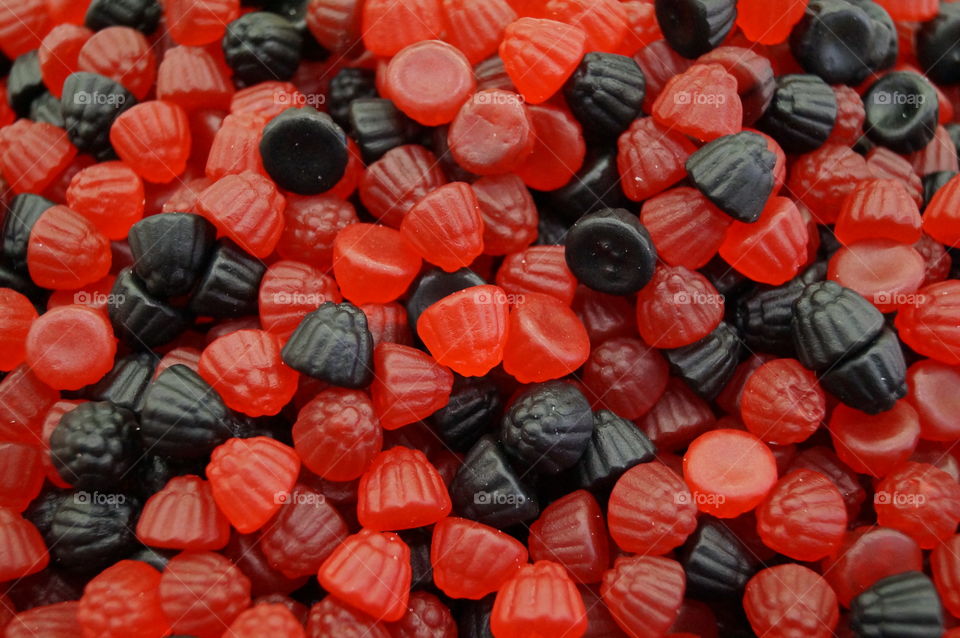 Caramelos de gelatina, rojos y negros