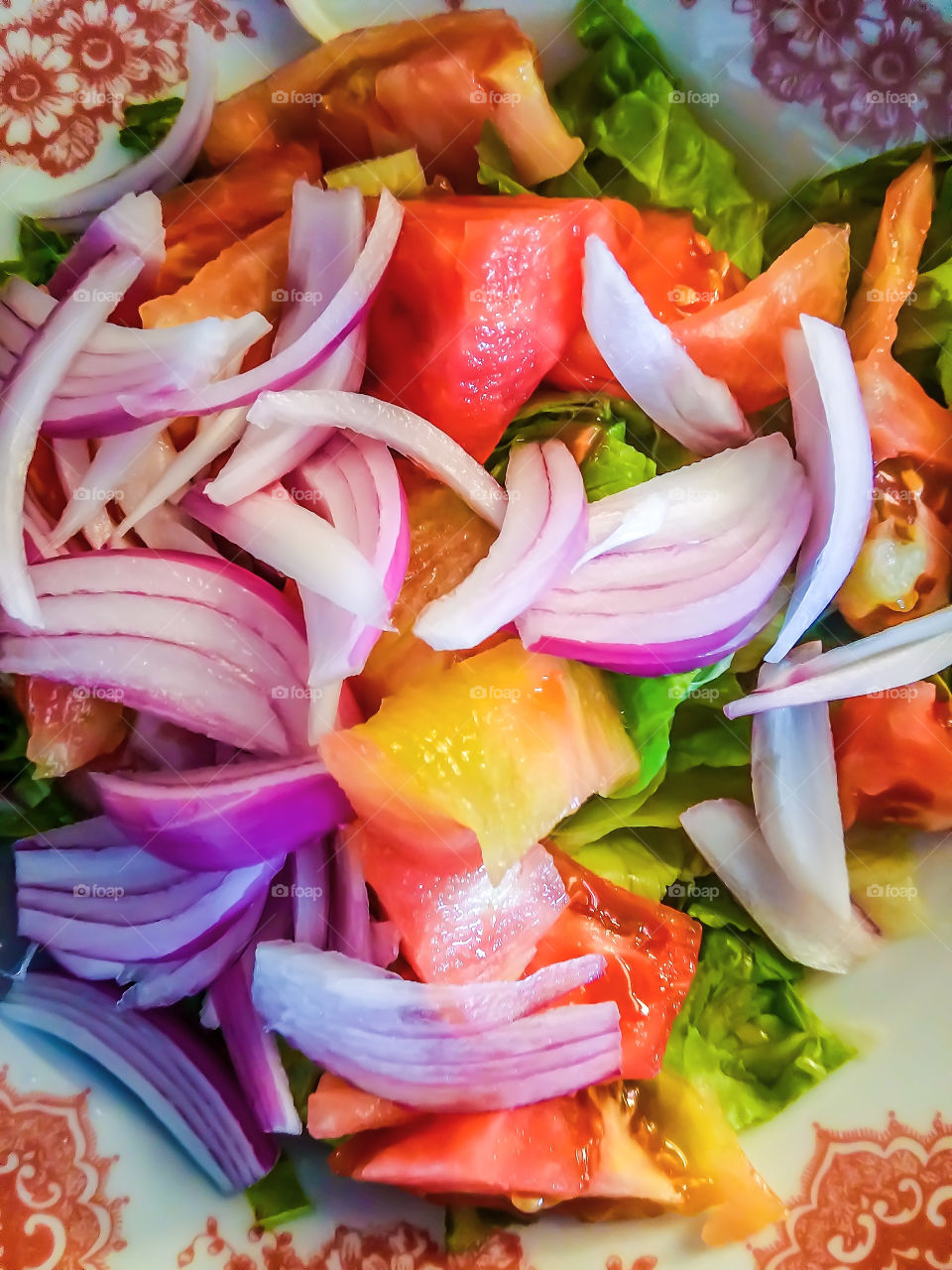 salad with onions, tomatoes and lettuce
