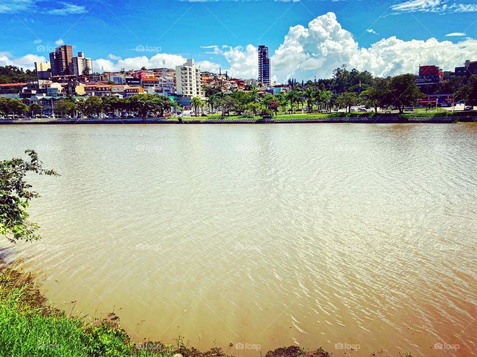 Lago do Taboão, em Bragança Paulista: que manhã serena temos por aqui!
As chuvas deixaram a água mais escura, mas ainda assim o lugar está muito bonito.