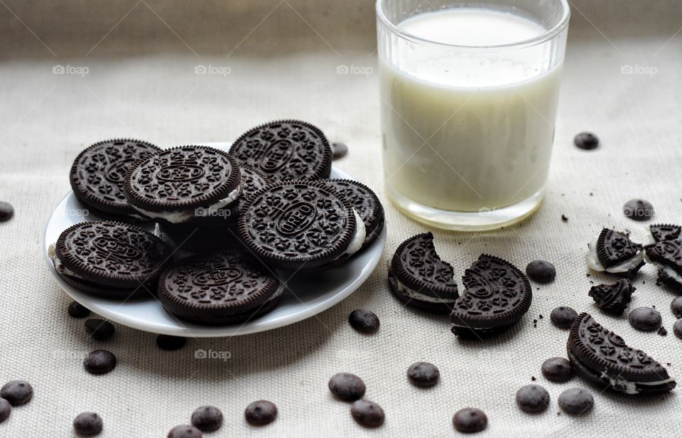 Oreo cookiesand a glass of milk