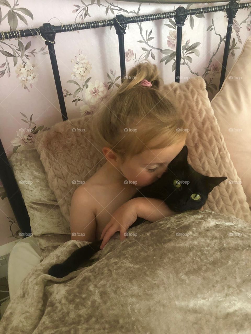 She loves her kitty 💕