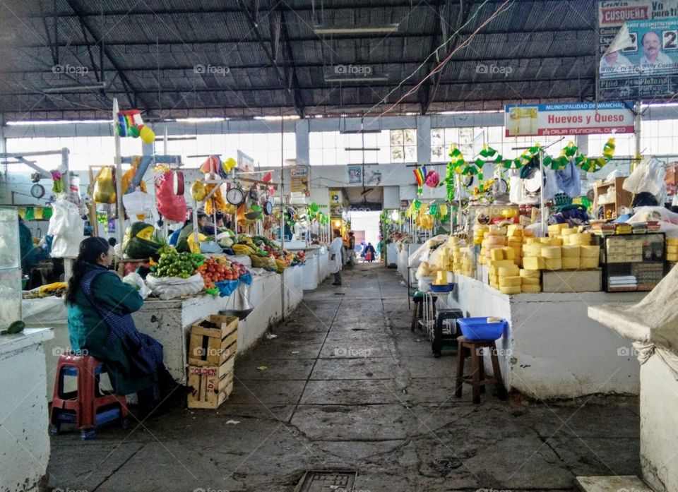 A vivid image of a Peruvian marketplace in Cusco.