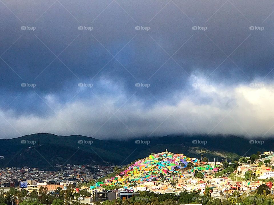 Casas de colores,cerro,nublado,bruma
