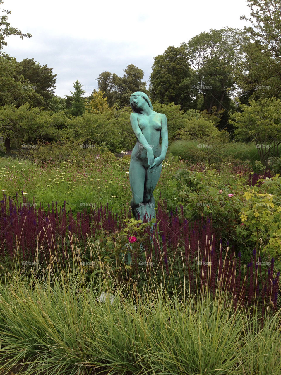 garden woman göteborg statue by leta