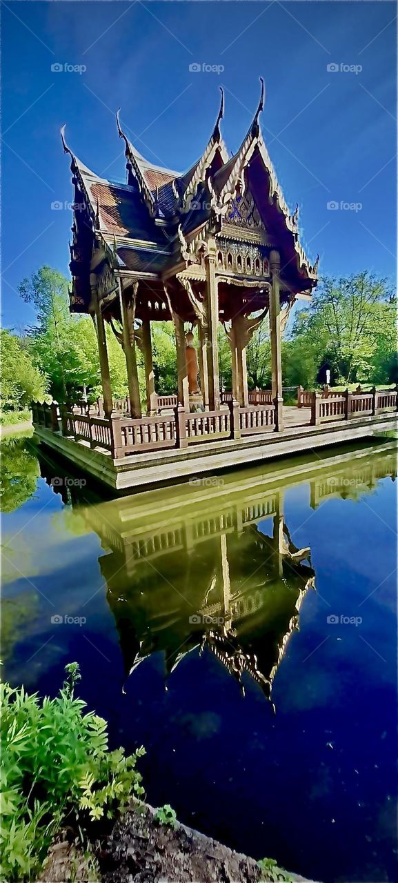 The free standing “Thai Sala” has a consecrated “Gautama Buddha” statue inside, the first one in Germany and in “Munich”. Of the 23 gardens in the 1983 International Expo 4 are still preserved. This is one of them. 2022. Hypnotic Productions