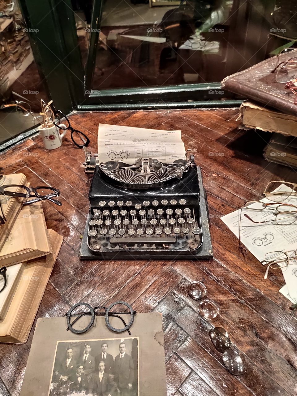 old typing machine and glasses