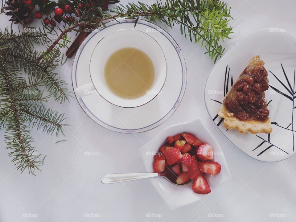 Strawberries, mint tea and pecan pie