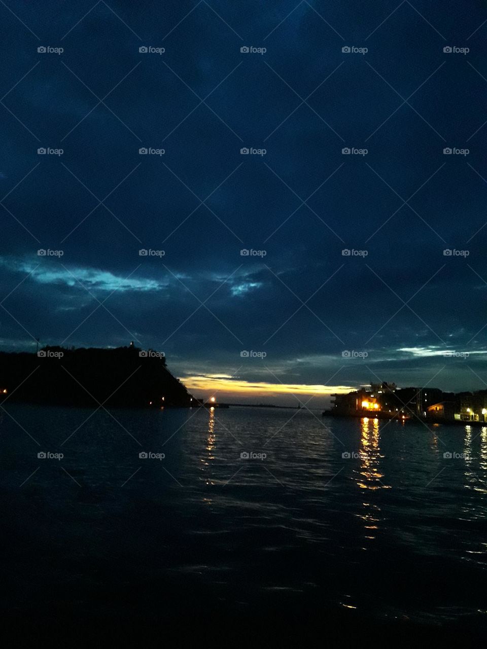 Shore night scenery and faint sunset