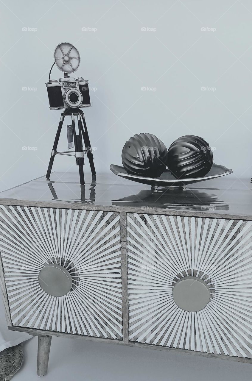 Mueble con cámara y bolas