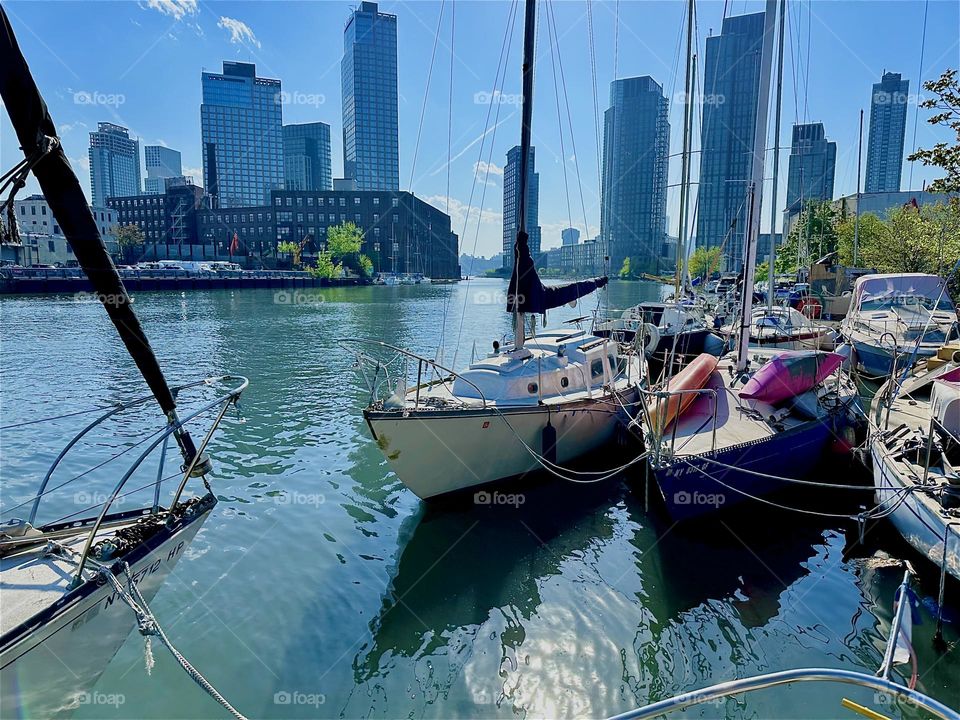 „Newtown Creek“ by the „Pulaski Bridge“ in LIC, Queens with its many boats is very beautiful and the best views are from aboard one of them such as the „28 ft 1969 Luhrs“ cabin cruiser „Salvation“. 2024. Hypnotic Productions