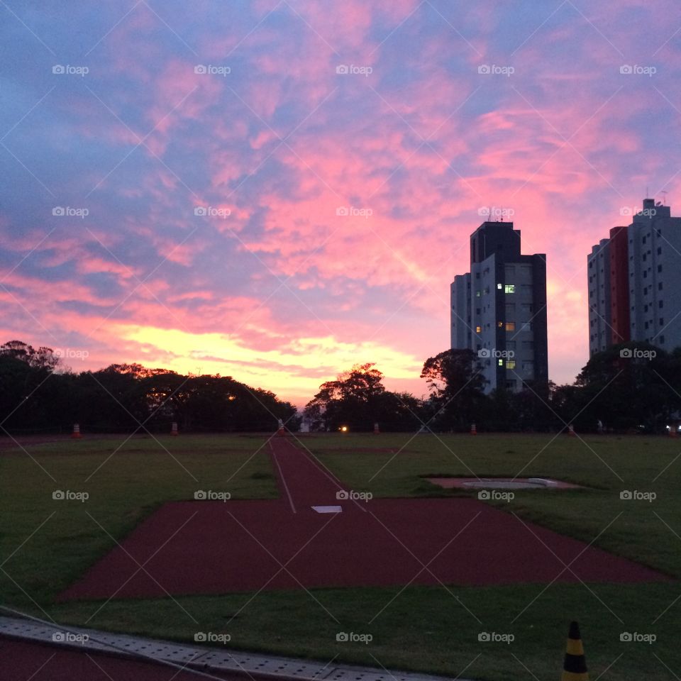 🇧🇷 Uma linda paisagem da natureza: o amanhecer de céu cor-de-rosa em Jundiaí, no interior do Brasil. / 🇺🇸 A beautiful landscape of nature: the dawn of pink sky in Jundiaí, in the interior of Brazil.