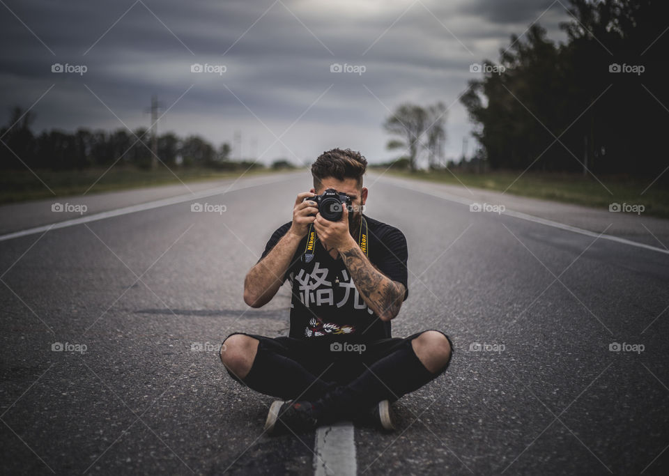 photographer with gray background en route. nikon