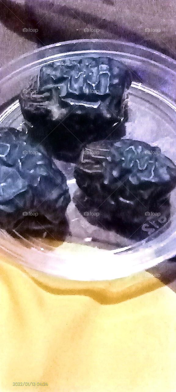 Photos or pictures of the fruit shape of Ajwa Dates or Old Prophet Dates.