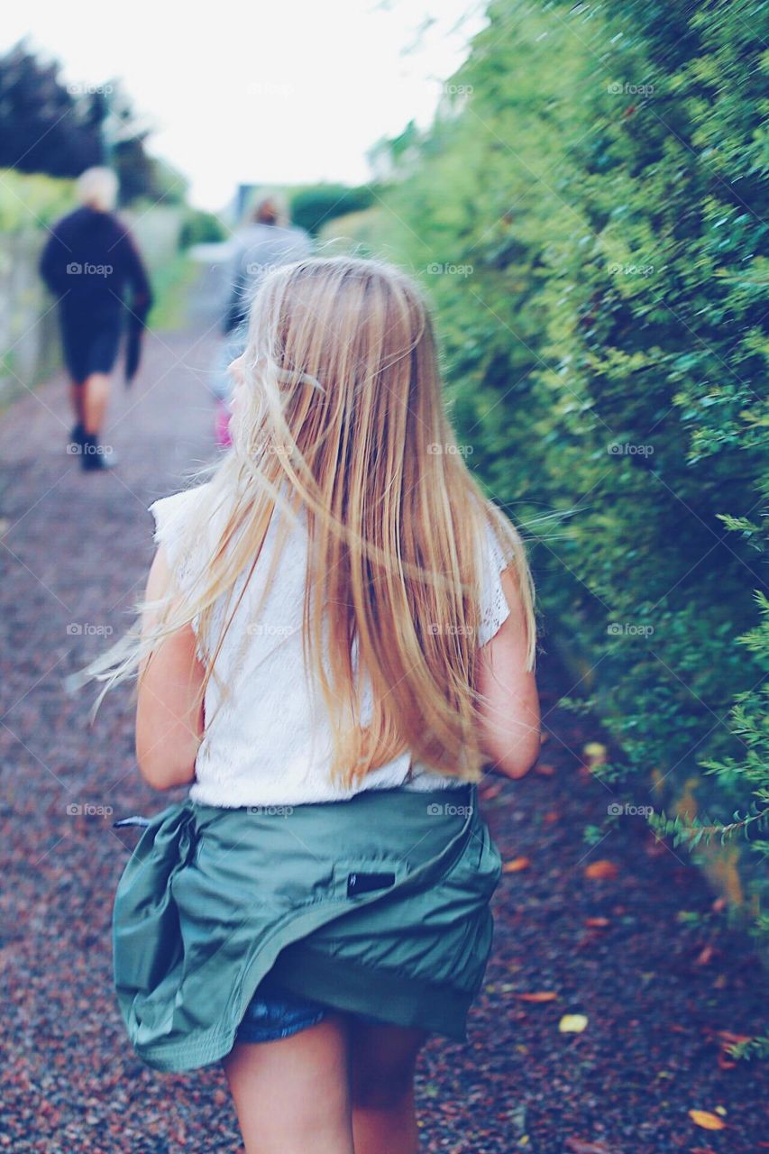 Natural hair in green surroundings 