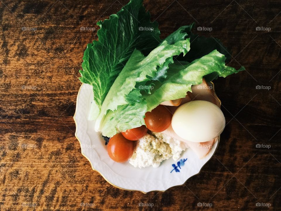 Egg, lettuce , cottage cheese and tomatoes