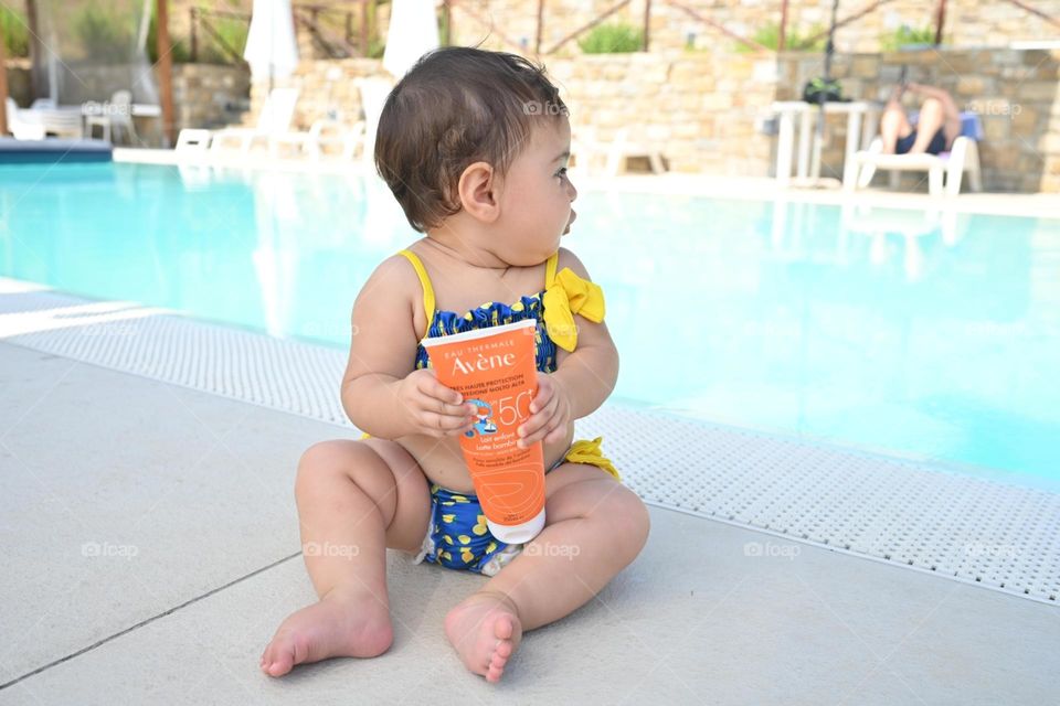 girl holding Avéne sunscreen