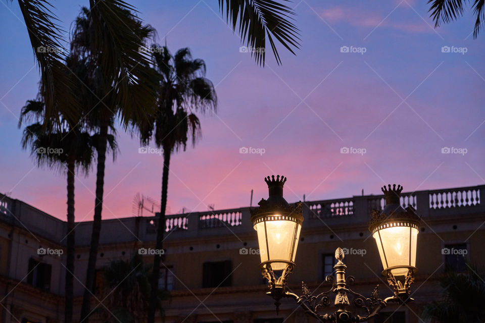 Atardecer en la Plaza Real. 