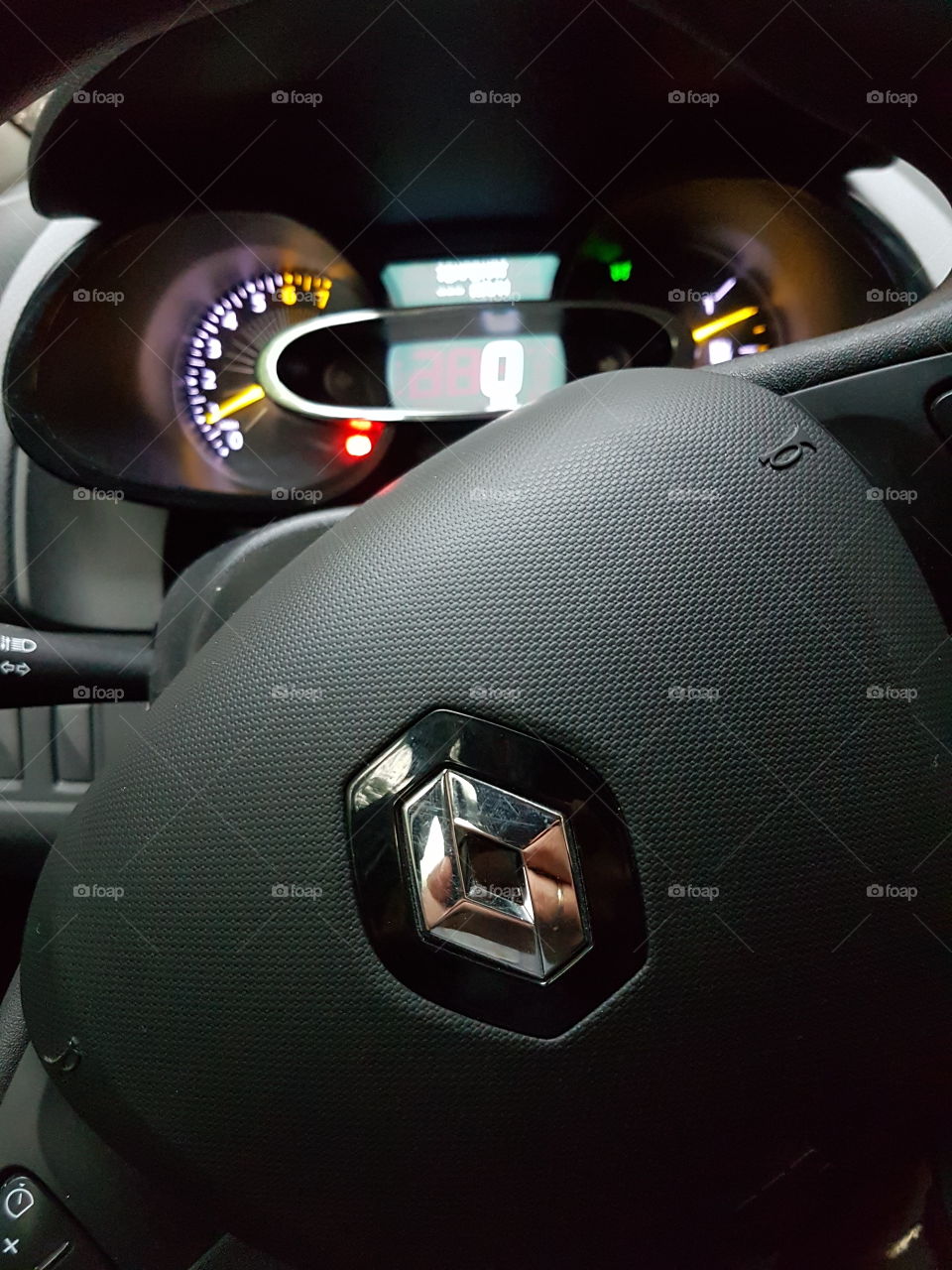 steering wheel in car renault clio 2015