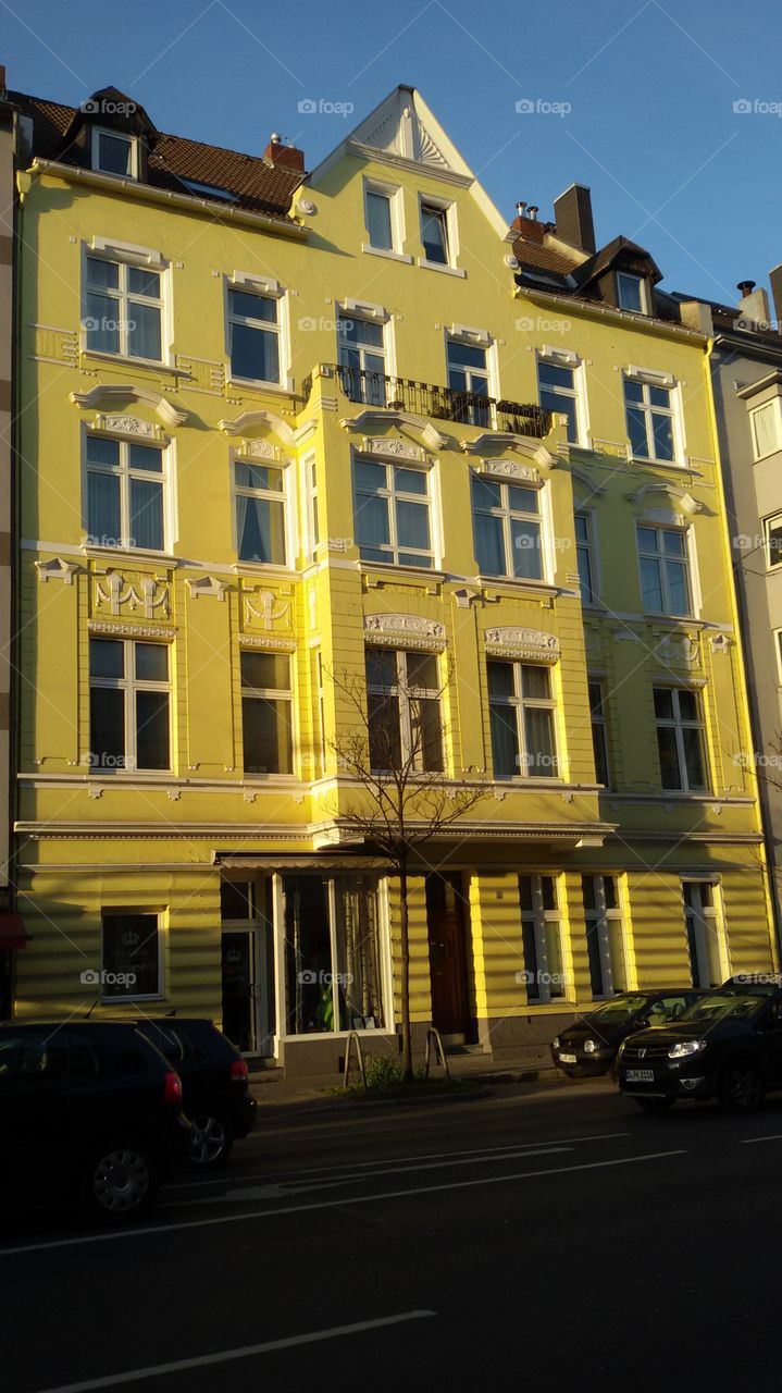 Das Haus in gelb