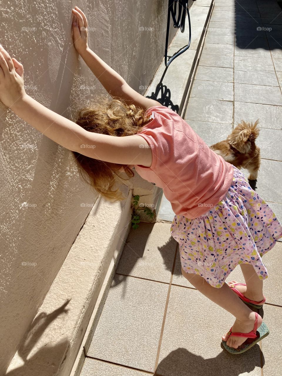 🇺🇸 A true and healthy photo: father, daughter and dog stretching for physical activities.  Play sports, it's good for life! / 🇧🇷Uma foto verdadeira e saudável: pai, filha e cachorra alongando p/ atividades físicas. Pratique esportes, é bom para a vida!