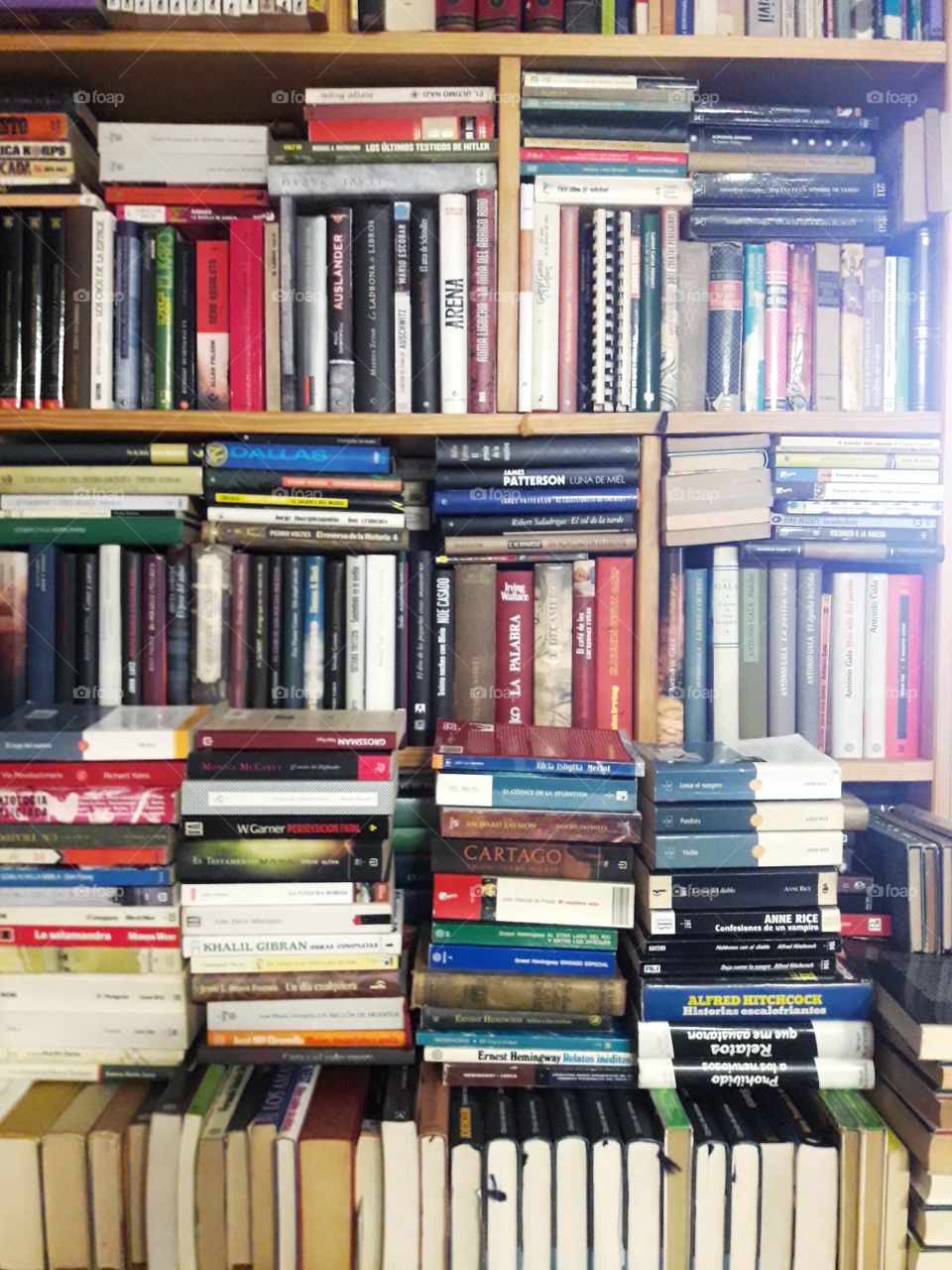 books pattern. 1k books pattern in a library.