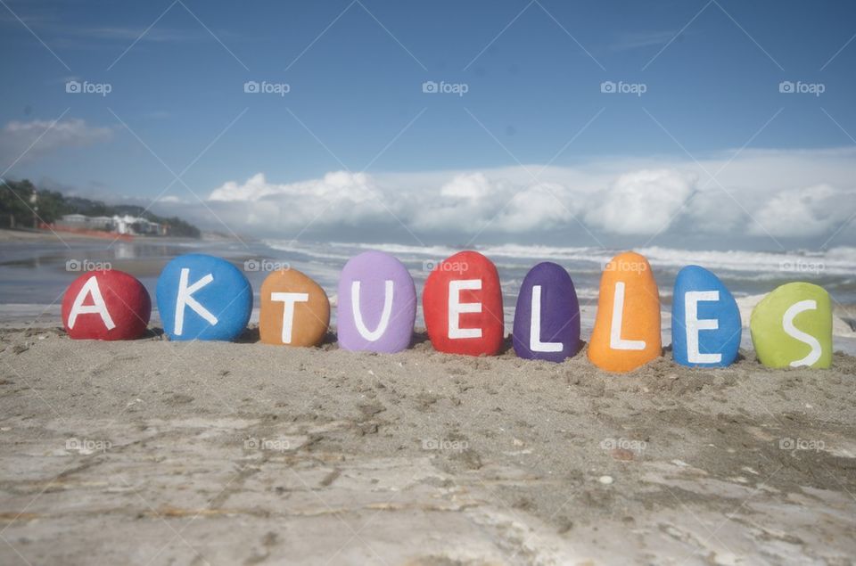 Aktuelles, current news concept on stones