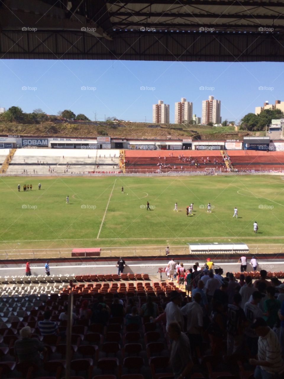Uma partida de futebol no Estádio Jayme Cintra, em Jundiaí. Arena do Paulista FC. 
