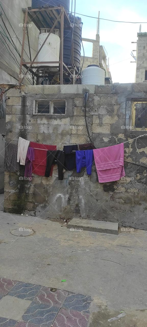 A picture I took with tents for simple people, where there is no place to hang laundry in the house, but they live a good life. I hope to support this picture so that I can help them