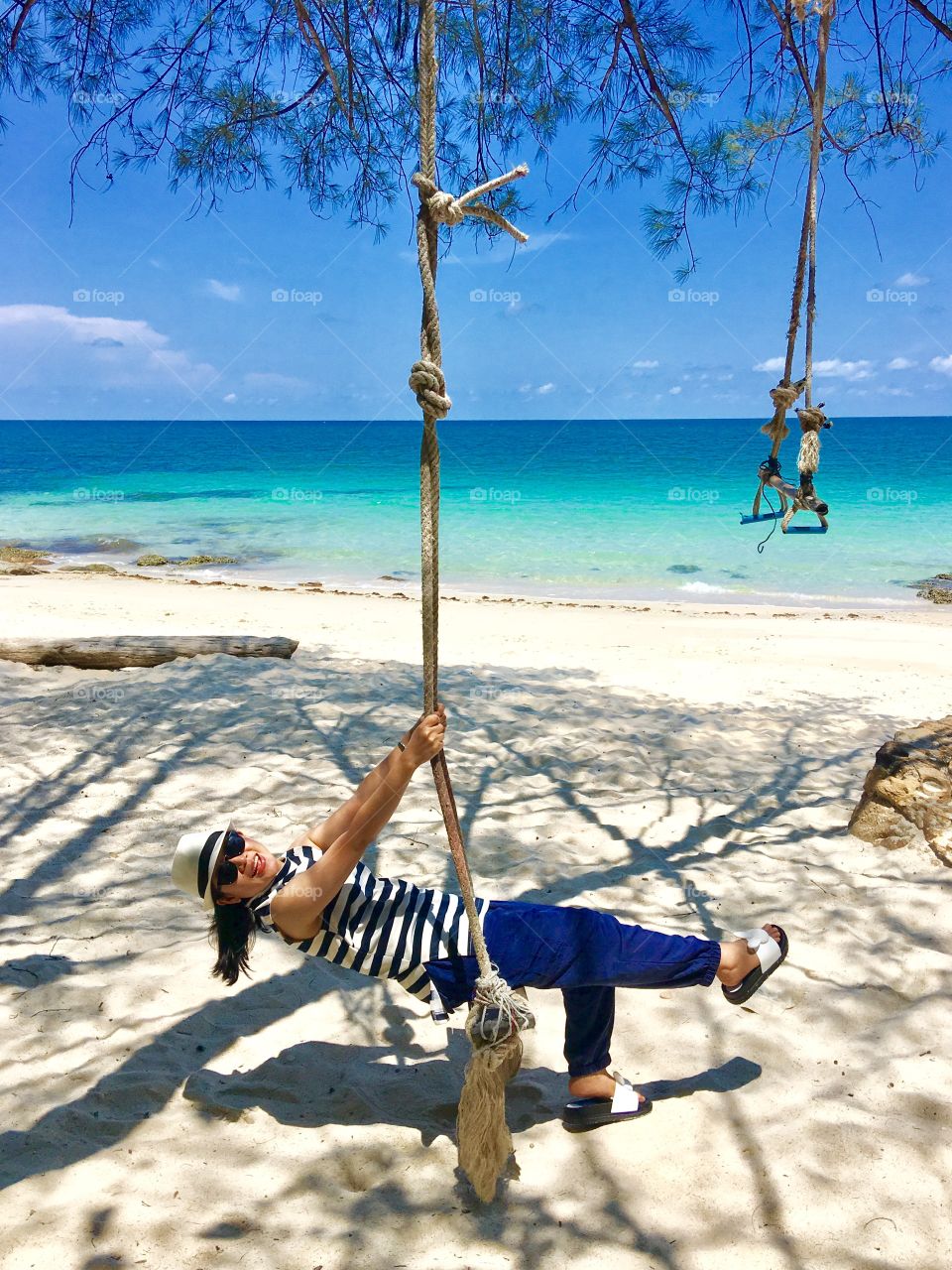 Swing on the beachfront 