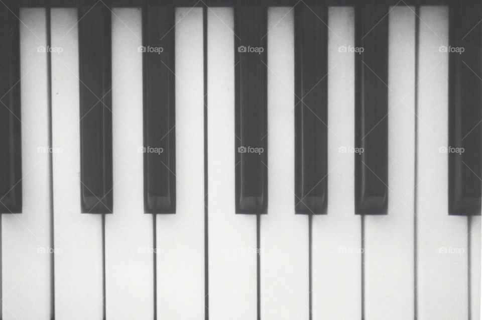 Piano tiles in black and white