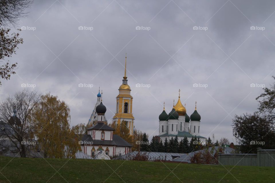 Вид на Успенский кафедральный собор и на Соборную колокольню Коломенского Кремля