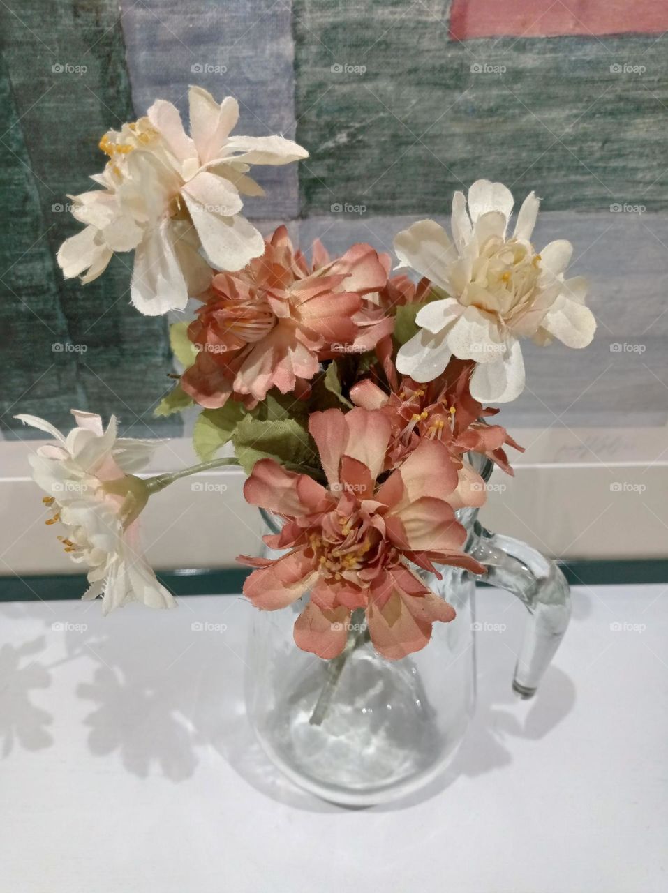 glass jug with flowers / Flores en jarro de vidrio