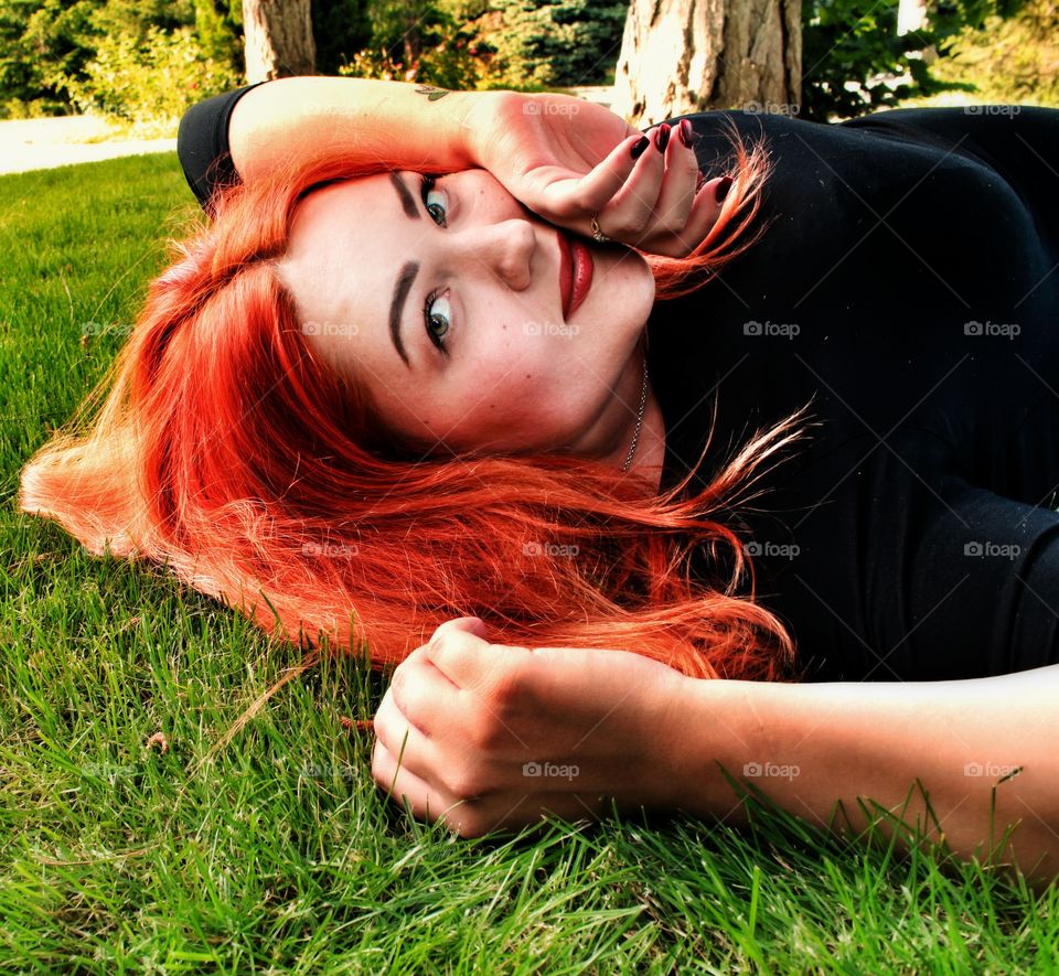 Green Days. Красивая девушка женщина лежит на зелёной траве. Рыжая девушка. Портрет рыжей девушки на зелёной траве. Руки у лица девушки женщины. Рыжая зеленоглазая девушка. Зелёные глаза
