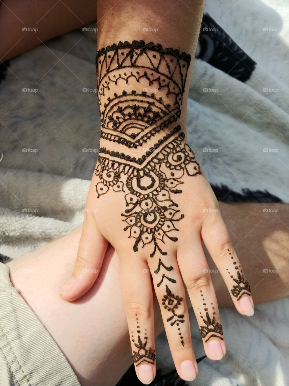 my girlfriend bought some henna and wantes me to give her something cool and complicated so i did my best with what i could find.