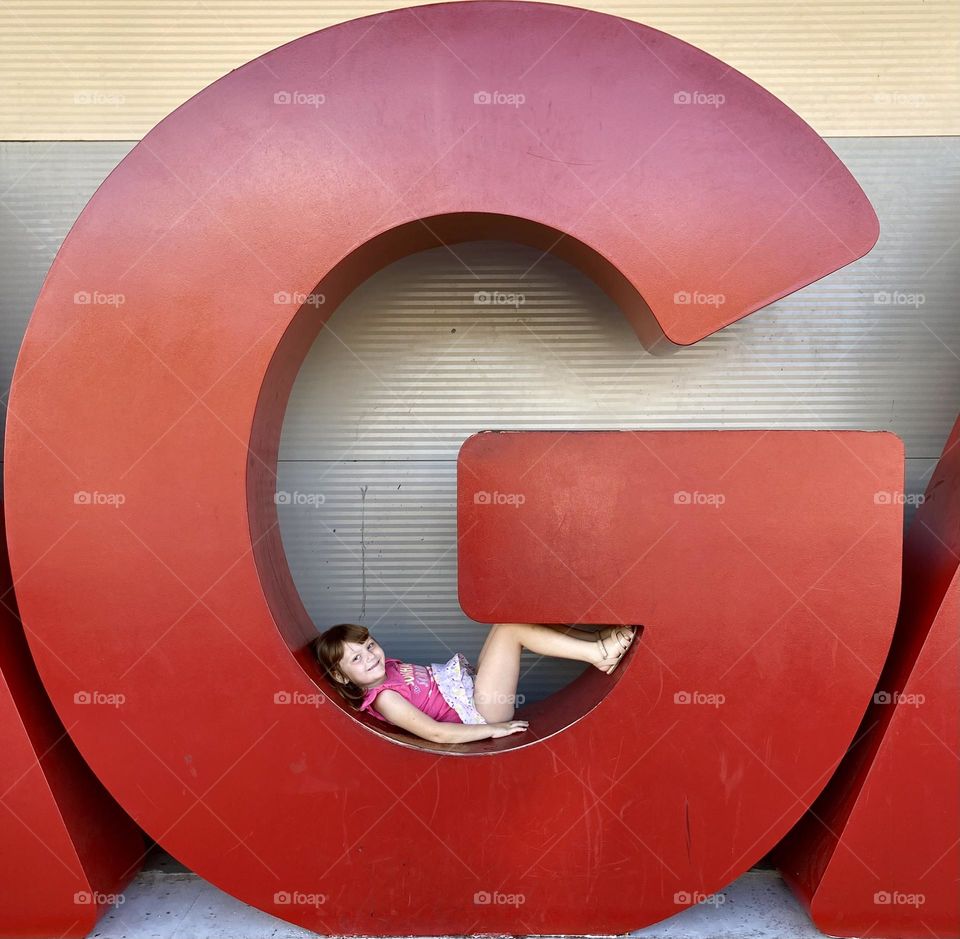 🇺🇸 There's a little cat inside the letter G... and I love her so much! (Ops: in Brazil, “cat” is “Gato”. 🇧🇷 Tem uma gatinha dentro da letra G… e eu a amo muito!