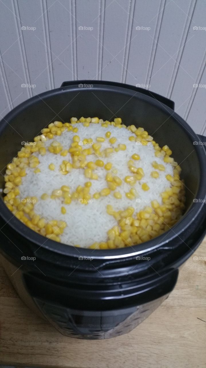 withe rice. withe rice withe corn in the pressure cooker