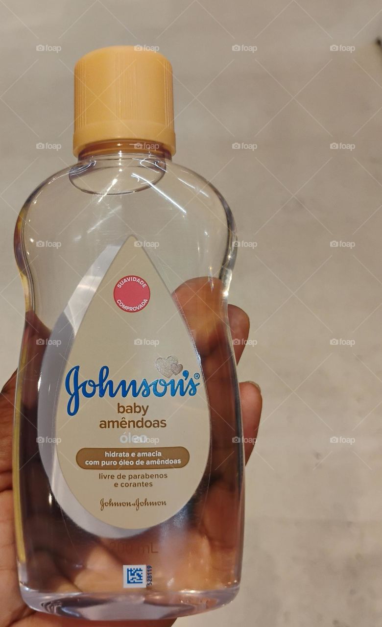 JOHNSONS Baby Óleo de amêndoas é suave e desenvolvido com puro óleo de amêndoas que hidrata e amacia a pele do bebê. A massagem e a hidratação, são importantes para a pele do bebê, previne o ressecamento e fortalece o vínculo entre pais e bebê