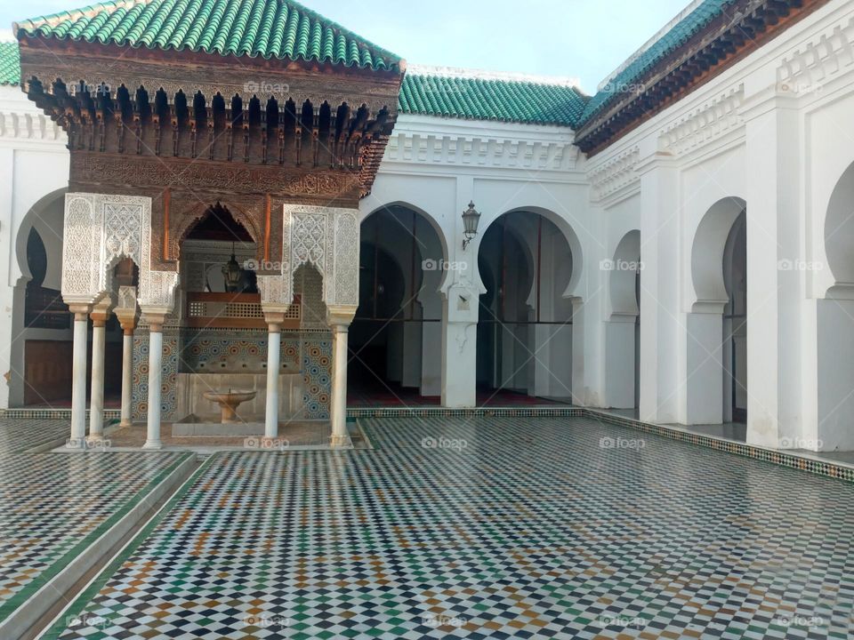 Université Alkaraouyine,(Founded in 859 by Fatima Al-Fihriya, Al Quaraouiyine University of Fès (UAQ Fès) is a university located in Fez and considered to be the oldest in the Ford,)