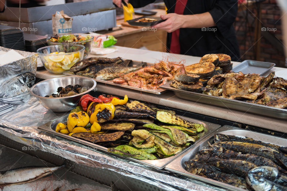 Grilled fish, shrimps and vegetables