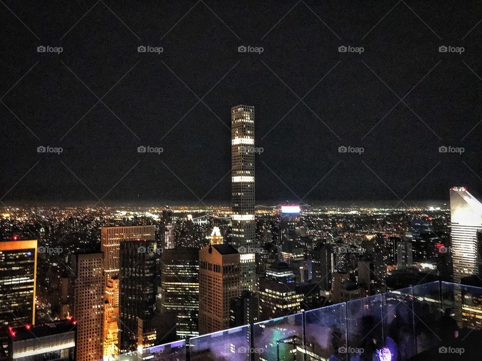 Vista nocturna desde la cima del edificio Top Of Tje Rock en la ciudad de Nueva York 👏🏻