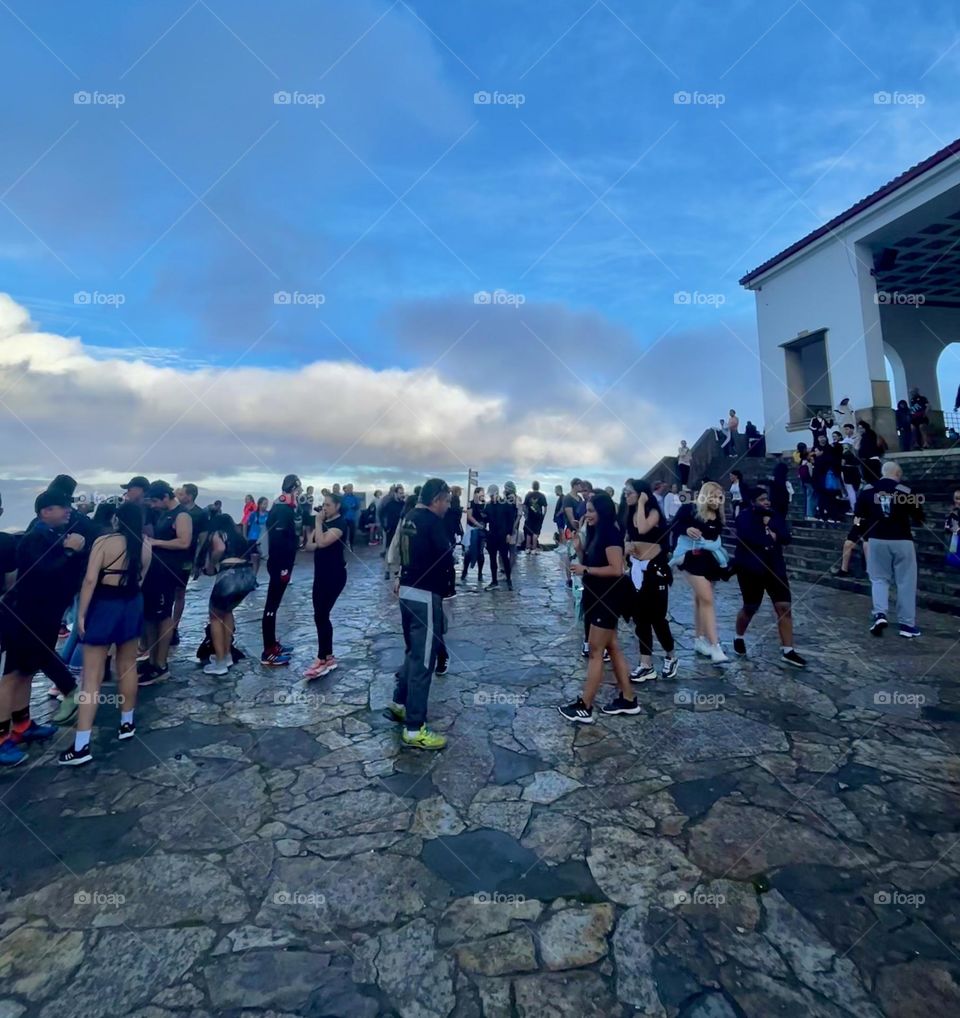 Running team- a crowded mountain 